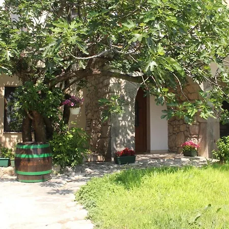 Geraeumige Mit Drei Schlafzimmern Und Einem Ruhigen Garten By Interhome Holiday home