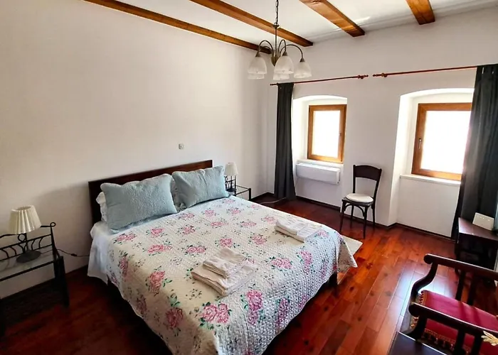 Geraeumige Mit Drei Schlafzimmern Und Einem Ruhigen Garten By Interhome Tatil Evi Grižane