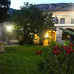 Geraeumige Mit Drei Schlafzimmern Und Einem Ruhigen Garten By Interhome *