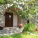 Geraeumige Mit Drei Schlafzimmern Und Einem Ruhigen Garten By Interhome *