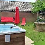 Geraeumige Mit Drei Schlafzimmern Und Einem Ruhigen Garten By Interhome Prázdninový dům