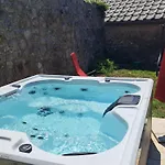 Geraeumige Mit Drei Schlafzimmern Und Einem Ruhigen Garten By Interhome *