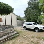 Geraeumige Mit Drei Schlafzimmern Und Einem Ruhigen Garten By Interhome