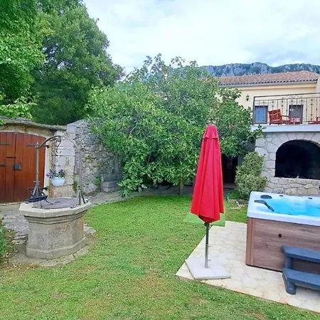 Geraeumige Mit Drei Schlafzimmern Und Einem Ruhigen Garten By Interhome בית נופש Grižane