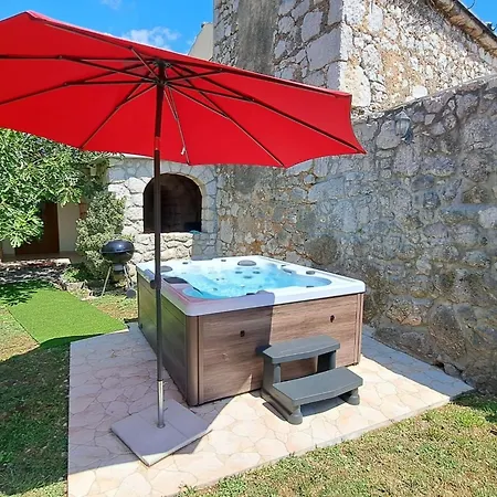 בית נופש Geraeumige Mit Drei Schlafzimmern Und Einem Ruhigen Garten By Interhome *