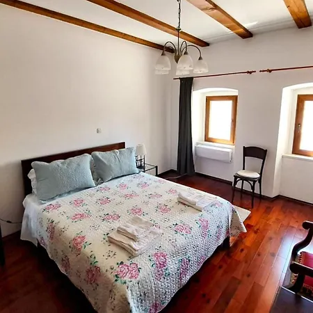 Geraeumige Mit Drei Schlafzimmern Und Einem Ruhigen Garten By Interhome Tatil Evi Grižane