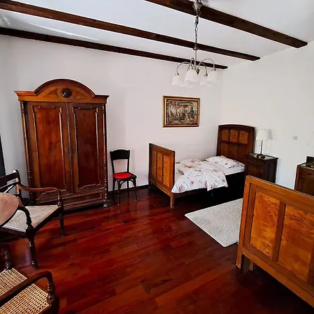 בית נופש Geraeumige Mit Drei Schlafzimmern Und Einem Ruhigen Garten By Interhome *