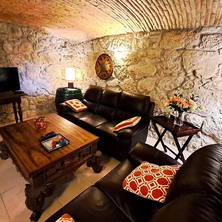 בית נופש Geraeumige Mit Drei Schlafzimmern Und Einem Ruhigen Garten By Interhome *