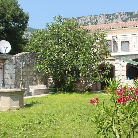 Geraeumige Mit Drei Schlafzimmern Und Einem Ruhigen Garten By Interhome Ferienhaus Grižane