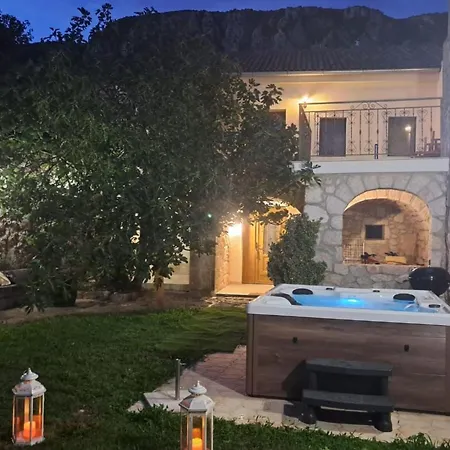 Geraeumige Mit Drei Schlafzimmern Und Einem Ruhigen Garten By Interhome *
