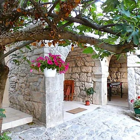 Geraeumige Mit Drei Schlafzimmern Und Einem Ruhigen Garten By Interhome * Grižane