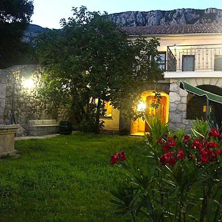 Geraeumige Mit Drei Schlafzimmern Und Einem Ruhigen Garten By Interhome *