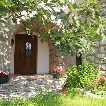 Geraeumige Mit Drei Schlafzimmern Und Einem Ruhigen Garten By Interhome *