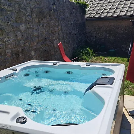 Geraeumige Mit Drei Schlafzimmern Und Einem Ruhigen Garten By Interhome *