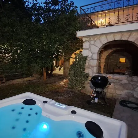 Geraeumige Mit Drei Schlafzimmern Und Einem Ruhigen Garten By Interhome Ferienhaus Grižane