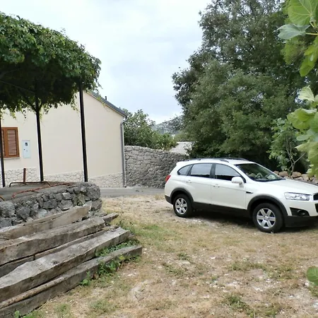 Geraeumige Mit Drei Schlafzimmern Und Einem Ruhigen Garten By Interhome