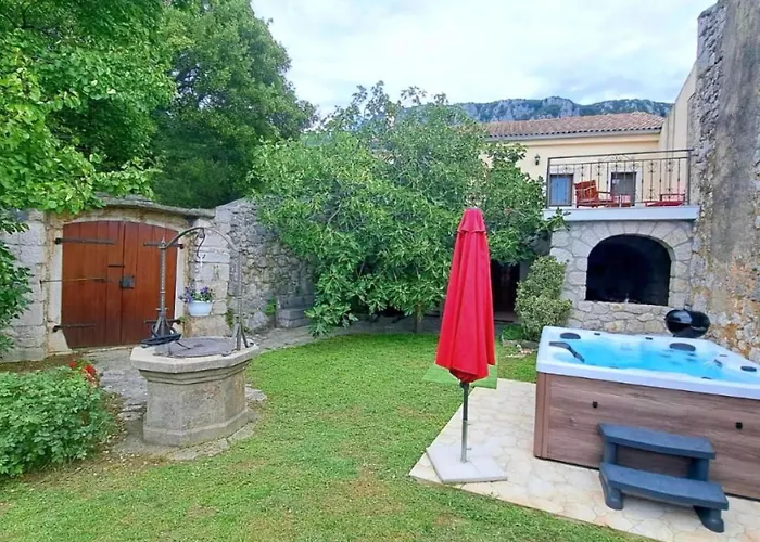 Geraeumige Mit Drei Schlafzimmern Und Einem Ruhigen Garten By Interhome בית נופש Grižane