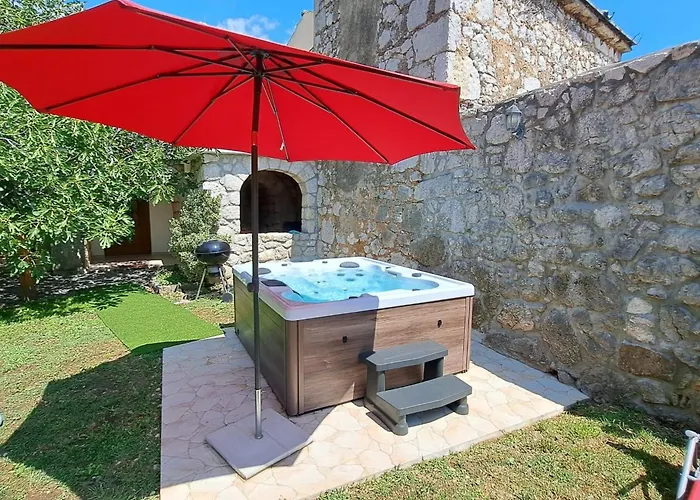 בית נופש Geraeumige Mit Drei Schlafzimmern Und Einem Ruhigen Garten By Interhome *