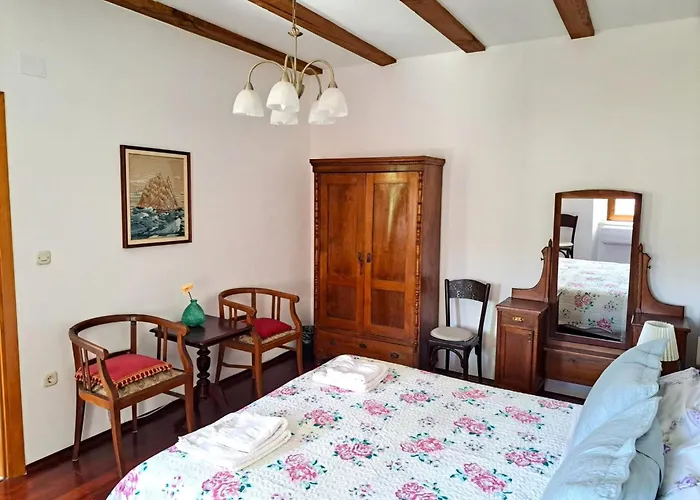 בית נופש Geraeumige Mit Drei Schlafzimmern Und Einem Ruhigen Garten By Interhome *