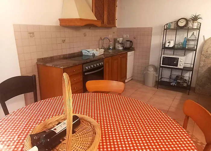 Geraeumige Mit Drei Schlafzimmern Und Einem Ruhigen Garten By Interhome בית נופש *