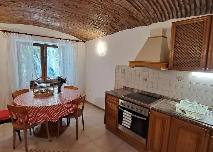 Geraeumige Mit Drei Schlafzimmern Und Einem Ruhigen Garten By Interhome בית נופש Grižane