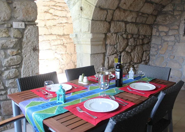 Geraeumige Mit Drei Schlafzimmern Und Einem Ruhigen Garten By Interhome *