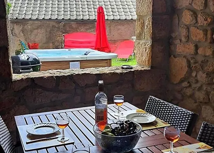 Geraeumige Mit Drei Schlafzimmern Und Einem Ruhigen Garten By Interhome בית נופש *