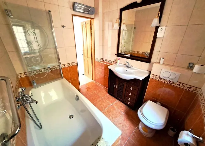 Geraeumige Mit Drei Schlafzimmern Und Einem Ruhigen Garten By Interhome *