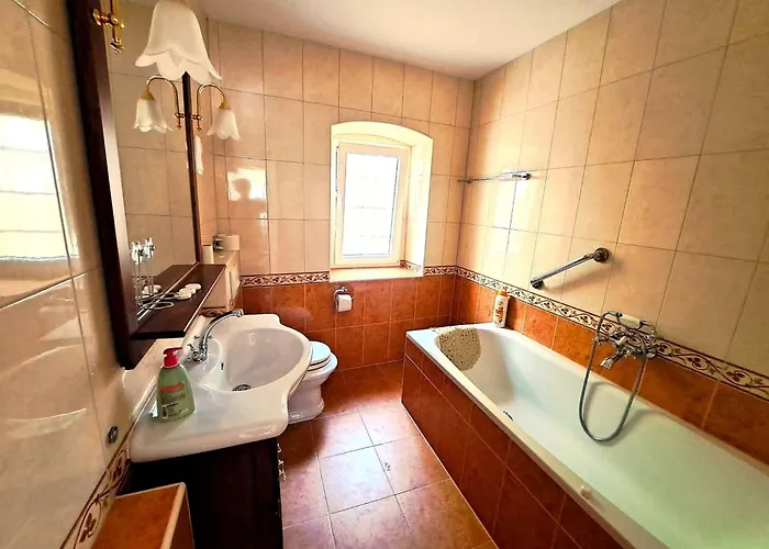 בית נופש Geraeumige Mit Drei Schlafzimmern Und Einem Ruhigen Garten By Interhome *