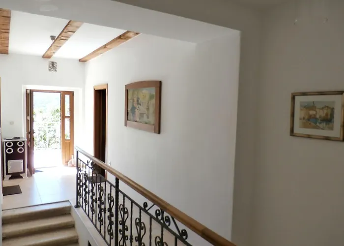 Geraeumige Mit Drei Schlafzimmern Und Einem Ruhigen Garten By Interhome בית נופש *