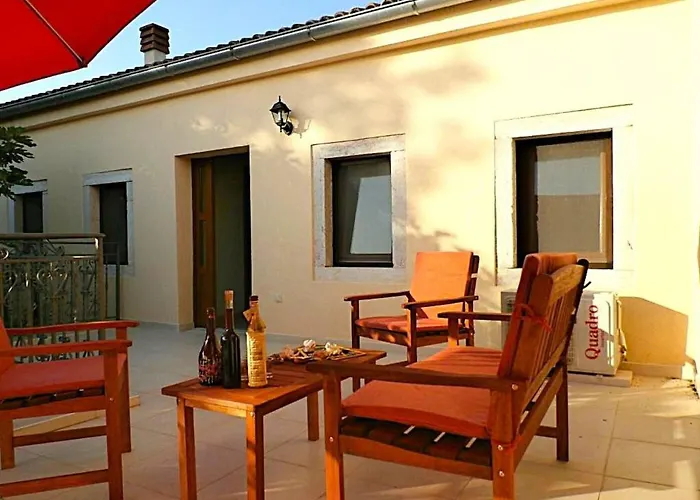 Geraeumige Mit Drei Schlafzimmern Und Einem Ruhigen Garten By Interhome Grižane