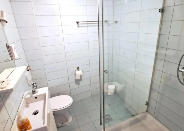 Geraeumige Mit Drei Schlafzimmern Und Einem Ruhigen Garten By Interhome בית נופש