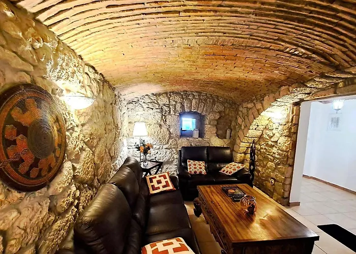 Geraeumige Mit Drei Schlafzimmern Und Einem Ruhigen Garten By Interhome *