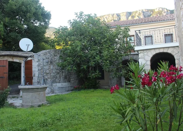 Geraeumige Mit Drei Schlafzimmern Und Einem Ruhigen Garten By Interhome בית נופש Grižane