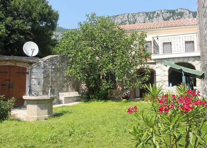 Geraeumige Mit Drei Schlafzimmern Und Einem Ruhigen Garten By Interhome בית נופש Grižane