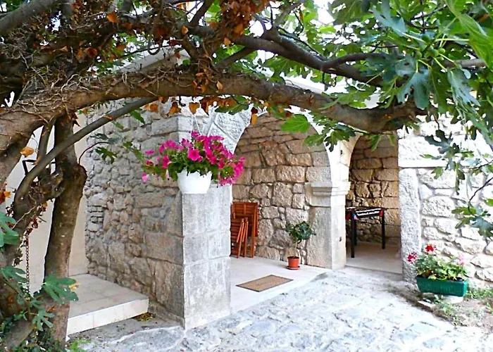 Geraeumige Mit Drei Schlafzimmern Und Einem Ruhigen Garten By Interhome * Grižane