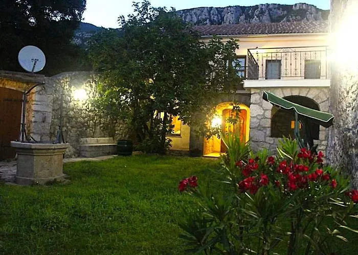 Geraeumige Mit Drei Schlafzimmern Und Einem Ruhigen Garten By Interhome *