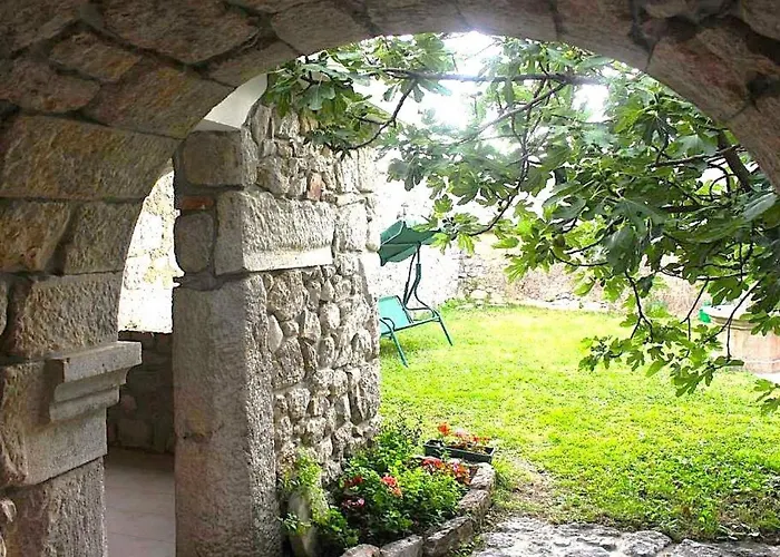 Geraeumige Mit Drei Schlafzimmern Und Einem Ruhigen Garten By Interhome * Grižane