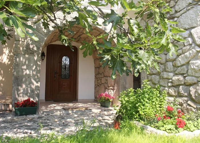 Geraeumige Mit Drei Schlafzimmern Und Einem Ruhigen Garten By Interhome *