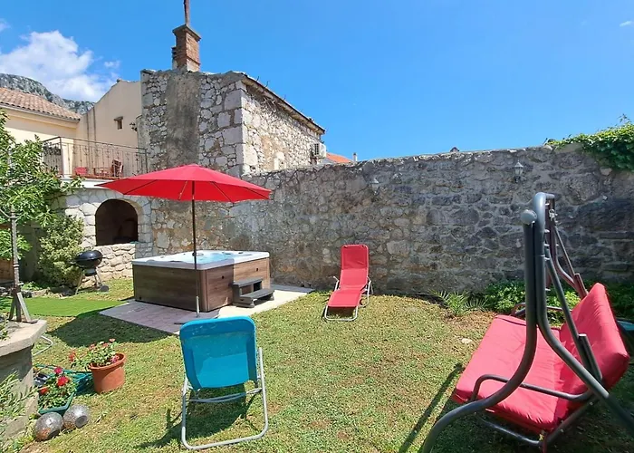 בית נופש Geraeumige Mit Drei Schlafzimmern Und Einem Ruhigen Garten By Interhome *