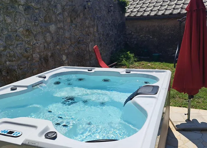 Geraeumige Mit Drei Schlafzimmern Und Einem Ruhigen Garten By Interhome *