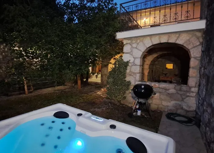 Geraeumige Mit Drei Schlafzimmern Und Einem Ruhigen Garten By Interhome בית נופש Grižane