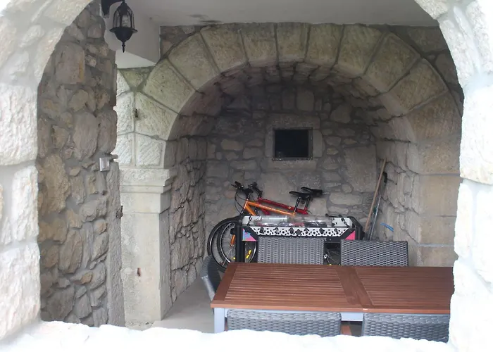 Geraeumige Mit Drei Schlafzimmern Und Einem Ruhigen Garten By Interhome