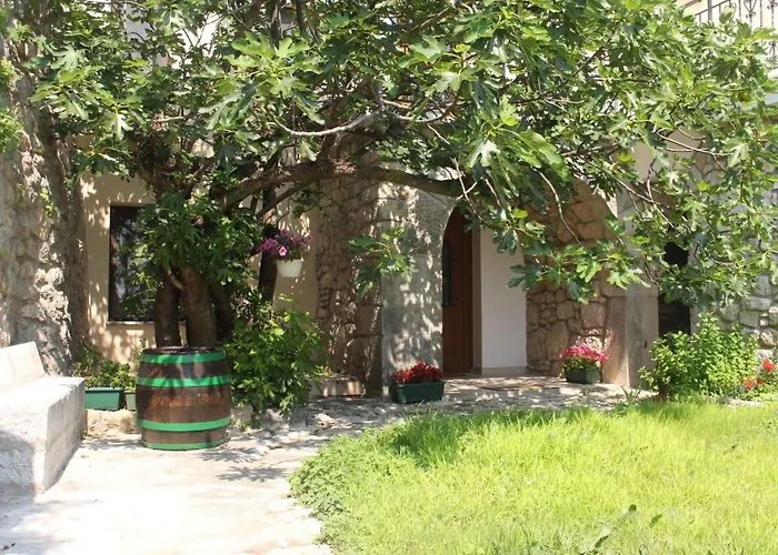 Geraeumige Mit Drei Schlafzimmern Und Einem Ruhigen Garten By Interhome בית נופש