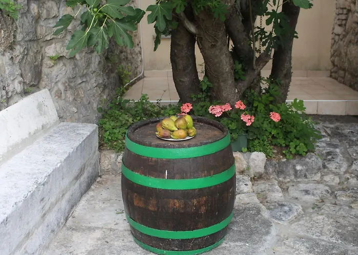 Geraeumige Mit Drei Schlafzimmern Und Einem Ruhigen Garten By Interhome בית נופש