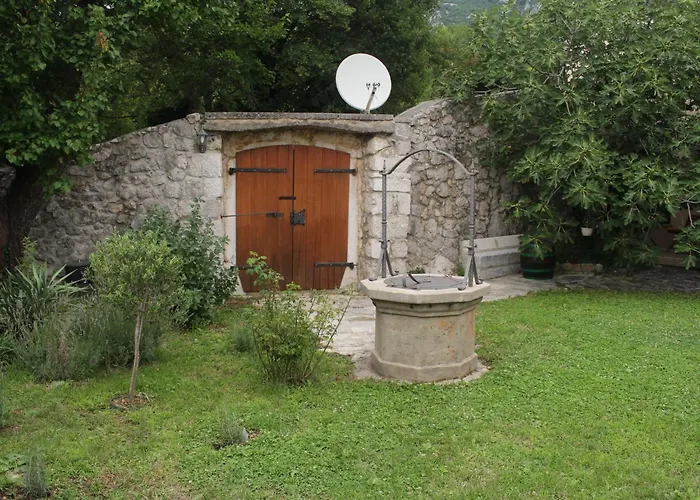 בית נופש Geraeumige Mit Drei Schlafzimmern Und Einem Ruhigen Garten By Interhome Grižane