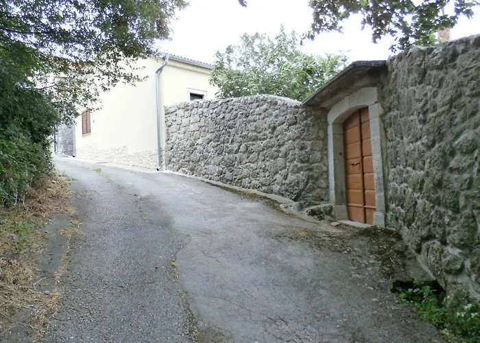 Geraeumige Mit Drei Schlafzimmern Und Einem Ruhigen Garten By Interhome