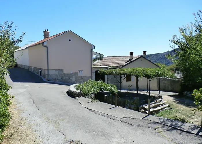 Geraeumige Mit Drei Schlafzimmern Und Einem Ruhigen Garten By Interhome *