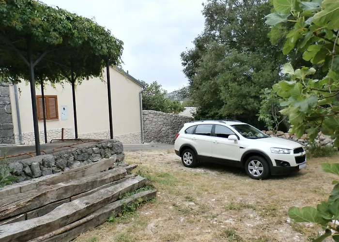 Geraeumige Mit Drei Schlafzimmern Und Einem Ruhigen Garten By Interhome