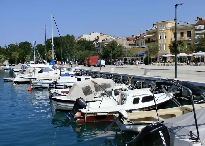 Geraeumige Mit Drei Schlafzimmern Und Einem Ruhigen Garten By Interhome *